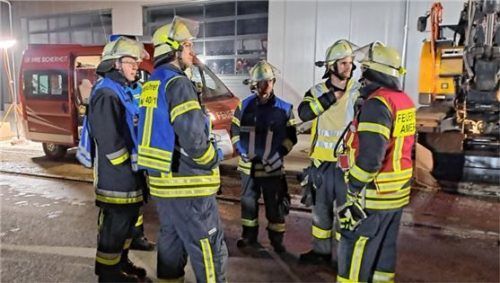 Lagebesprechung der beiden Wehren. Dritter Kommandant Andreas Neubauer (Mitte) und Kommandant Florian Niedermaier (Zweiter von rechts), beide von der Pittenharter Feuerwehr. Foto Künzner