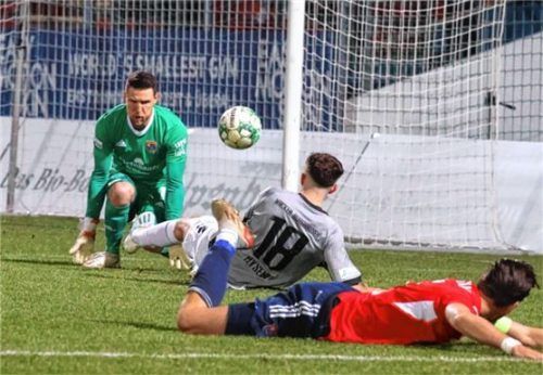 Edin Hyseni (mitte) scheitert an Rene Vollath.Foto Butzhammer