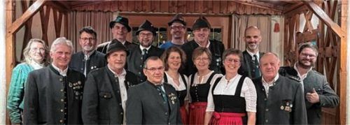 Eggstätter Jungschützen: Vorstand, geehrte Mitglieder, Beisitzer und Gauschützenmeister sowie Bürgermeister Christian Glas (Zweiter von rechts). Foto re