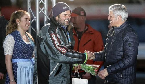 Ehre, wem Ehre gebührt: Günther Bauer (Mitte) wird von Inzells Bürgermeister Johann Egger verabschiedet.Foto Hans Weitz