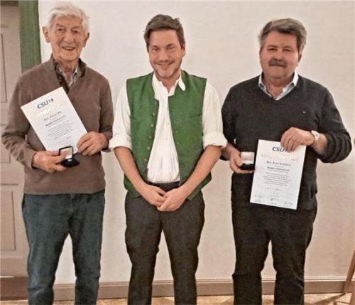 Ehrung für 50 Jahre Mitgliedschaft (von links): Florian Pis, Vorsitzender Philipp Spiel und Sepp Reithmeier, geehrt für 40 Jahre Mitgliedschaft. Foto re