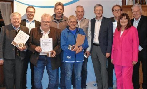 Ehrung für die Gruppe Ruperti: Karl Strohmayer, Kreisvorsitzender Michael Baumann, Sepp Thannbichler, Konrad Zenz, Ingrid Lang, Stefan Fritzenwenger, Bezirksvorsitzender Robert Schraudner, Hans Schinko, Kreis-Ehrenamtsbeauftragte Carmen Jutta Gardill und Ehrengast Karlheinz Kas (von links).Foto Thomas Donhauser