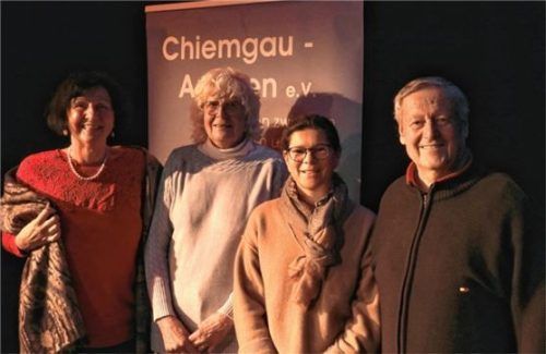 Eigene Texte lasen beim Literaturtreffen (von links) Birgit Brill, Armena Kühne und Josef Obermüller. Zweite von rechts: Moderatorin Petra Babynski. Foto RE