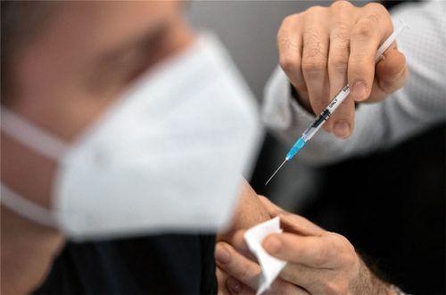 Ein Mann wird in einem Impfzentrum mit dem an die Corona-Variante Omikron BA.4-5 angepassten Comirnaty-Wirkstoff von Biontech geimpft. Foto dpa