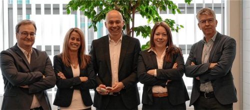 Ein Teil des großen Baufinanzierungsteams der Sparkasse Rosenheim-Bad Aibling (von links): Die Spezialisten der Sparkasse Rosenheim-Bad Aibling, Helmut Aicher, Melanie Mendel, Abteilungsleiter Jochen Faust, Carmen Störk und Anton Weidner kennen sich aus.