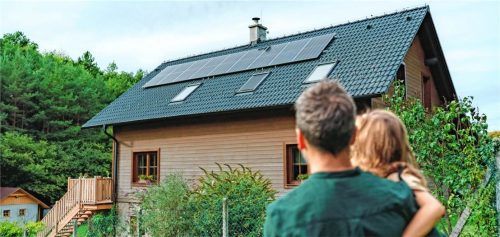 Eine eigene Photovoltaikanlage macht unabhängiger von steigenden Energiepreisen. Zur Finanzierung gibt es verschiedene Möglichkeiten. Foto djd/Dr. Klein Privatkunden/Getty Images/Halfpoint