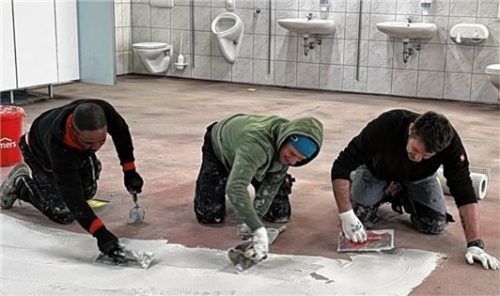 Eine Münchener Spezialfirma saniert den Fußboden im Bereich der Umkleiden und Sanitäranlagen Foto Gerlach