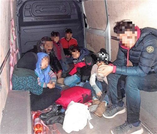 Eine syrische Familie, darunter Kinder im Alter von vier, acht und zweimal elf Jahren, wollte der 20-jährige Fahrer unter lebensgefährdenden Bedingungen mit einem Kastenwagen einschleusen.Foto Bundespolizei