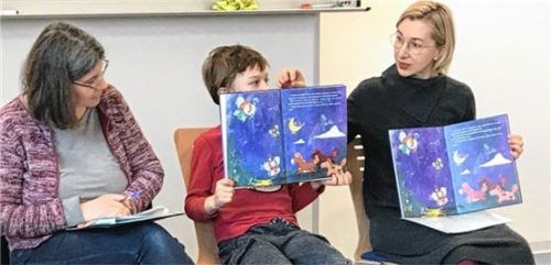 Elisabeth Haus (links) begleitete die Kinderbuchpräsentation von Nataly Romazanova mit ihrem Sohn Leo und übersetzte vom Englischen ins Deutsche. Foto GGSD
