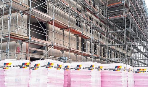 Energieeffiziente Sanierungen älterer Häuser können aufwendig und kostenintensiv sein. Foto IMAGO/Jochen Tack