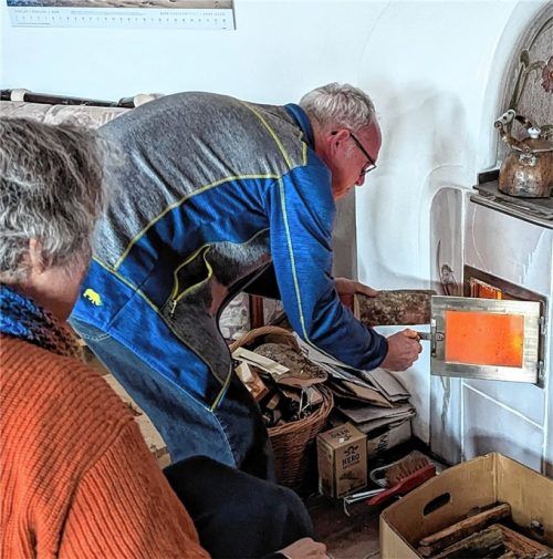 Er hilft Anne R., die seit 15 Jahren im Rollstuhl sitzt, auch beim Anfeuern, damit sie nicht frieren muss. Die 63-Jährige kann sich kein Brennholz leisten. Fotos Hoffmann