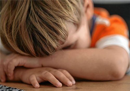 Erwachsene sollten Kinder bei der Trauerbewältigung unterstützen. Foto adobestock