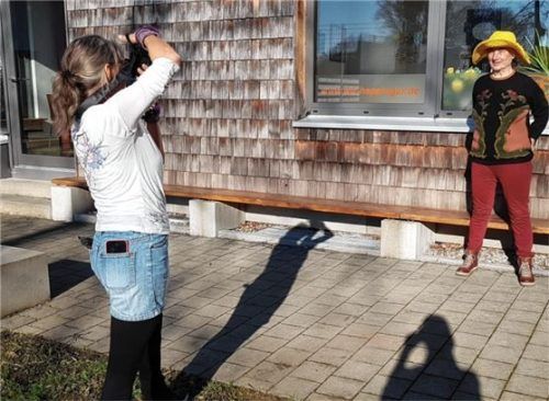 Fotografin Julia Sanftl porträtierte die Gäste des Bürgerhauscafés in Happing.Foto re