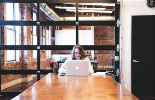 Frauen verdienen nach wie vor weniger und sind seltener Führungskraft. Foto pixabay