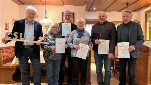 Für besonders langes Engagement ehrte (von links) der Ortsvorsitzende Peter Böck die Mitglieder Gertraud Bacher, Ambros Huber, Maria Maier, Peter Rieder senior und Heinz Stöckl.Foto re