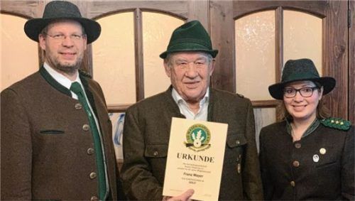Für seine Verbundenheit  erhielt Franz Mayer (Mitte) eine Urkunde durch Schützenmeisterin Steffi Hauser (rechts) und ihren Stellvertreter Josef Moosner.Foto re