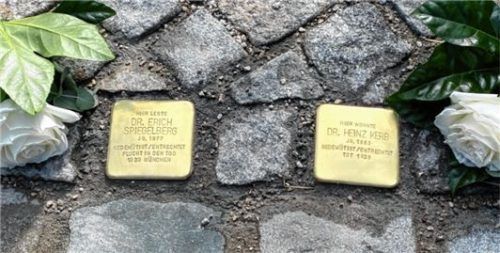 „Gedemütigt und entrechtet“ steht auf den beiden Messingtafeln. Fotos Trautmann