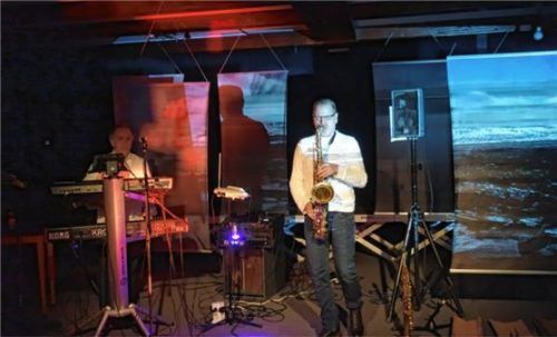 Gelungenes Klangexperiment im „Affekt“: Ortholf von Crailsheim (links) und Reinhart Knirsch alias „Synthonym“ kredenzten Elektronik- und Saxofonklänge zu Videoinstallationen. Foto friedrich