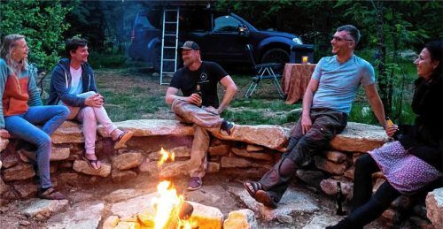 Gemütliches Beisammensein im Anderswo Camp in Finsterau. Foto www.anderswo-camp.de