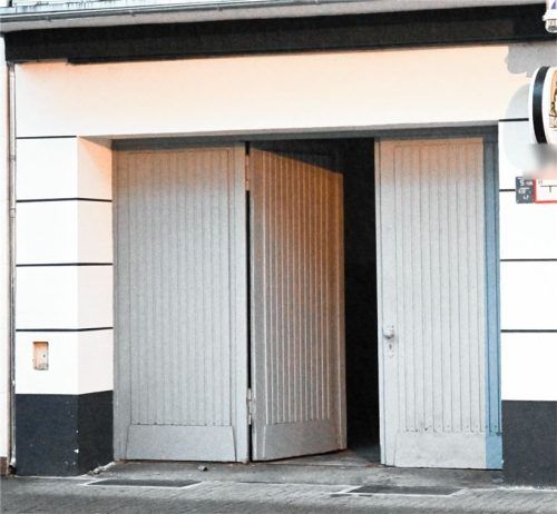 Genehmigt war ein Carport, gebaut wurde eine wesentlich größere Garage. Das schmeckte dem Stephanskirchner Bauausschuss gar nicht Foto Symbolbild: Federico Gambarini/dpa