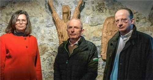 Generalvikar Christoph Klingan (rechts) dankte Bildhauer Andreas Kuhnlein (Mitte), der den Andachtsraum ausgestaltet hat. Landtagspräsidentin Ilse Aigner bedauerte den Vertrauensverlust, den die verschleppte Aufarbeitung von Missbrauchsfällen zur Folge habe.Foto Flug