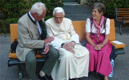 Gerda und Günter Reichelt bei einer Privataudienz 2018 mit dem emeritierten Papst Benedikt. Foto privat