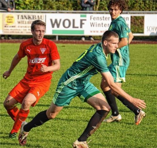 Gerhard Stannek (links) und der Defensive der Bruckmühler fehlten die Konsequenz.Foto SV Bruckmühl