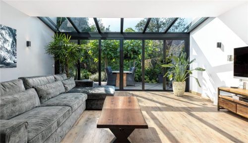 Glas-Faltwände öffnen den Raum und sind neben Solaranlagen eine weitere Möglichkeit, um Sonnenlicht und -wärme zu nutzen und so Energiekosten zu senken. Foto DJD/Solarlux/Prachtt Fotografie