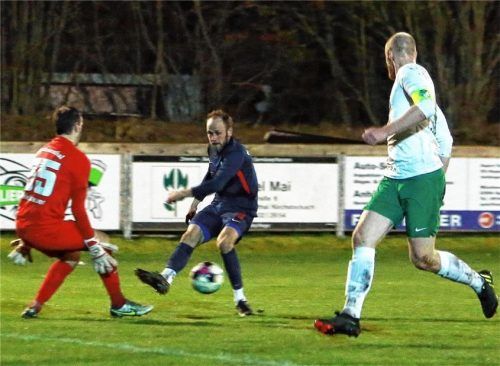 Gleich fällt das erste Tor: Anian Folger hatte sich durchgesetzt und bedient mit diesem Zuspiel den Doppel-Torschützen Maxi Gürtler (nicht auf dem Bild).Foto Wolfgang Fehrmann