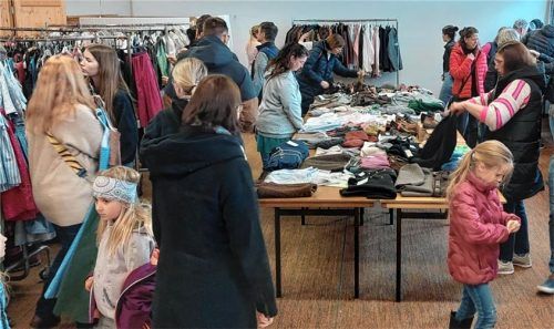 Groß war der Andrang beim zwölften Dirndl- und Trachtenmarkt der „Mangfalltaler“ am Samstag im Kolbermoorer Trachtenheim. Fotos  Weinzierl