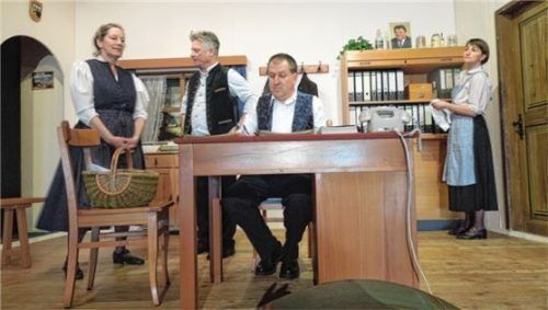 Großbäuerin Scholastika Loderbauer (Ariane Taube), Bürgermeister Franz-Josef Dimpflmayer (Martin Posch), da Grantlhuber (Georg Posch) und Marianne, des Bürgermeisters Gattin (Claudia Altendorfer) (von links). Foto re