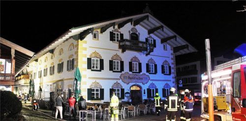 Großeinsatz in Törwang: Mitten in der Nacht fing die Terrasse des Gasthofes zur Post Feuer. Foto Reisner