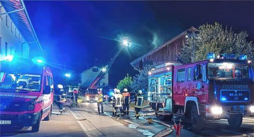 Großeinsatz mitten in der Nacht: Im August 2022 rückten fünf Wehren aus, um einen Brand in Riedering zu löschen. Foto re