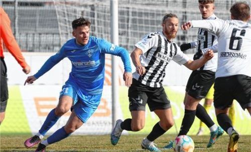 Großer Kampf um den Ball: Torschütze Yannick Glessing (links) gegen Moritz Sommerauer.Foto Butzhammer