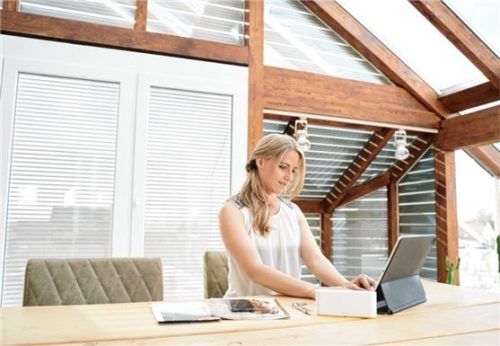 Grundsätzlich lassen sich alle Fenster mit Außenrollläden ausrüsten – egal ob sie asymmetrisch, spitz zulaufend oder rund sind. Der Clou: Der Rollladen wird von unten ausgefahren. Foto Schanz