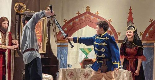 Hieb und Parade: Bei einem Schwertkampf zwischen Prinz Quintus und Mika hat Prinzessin Mirabella (rechts) Angst um ihren Mika. Foto Hoffmann