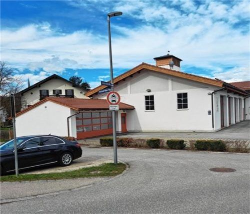 Hier, in der Nähe des Auer Feuerwehrhauses, soll der unbekannte Autofahrer das zehnjährige Mädchen angesprochen haben. Foto Peter Strim