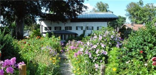 Impression vom letzten Sommer aus dem 1999 restaurierten Künstlergarten mit dem oft gemalten „Blumenweg“ durch den Staudengarten. Foto Kretzmer