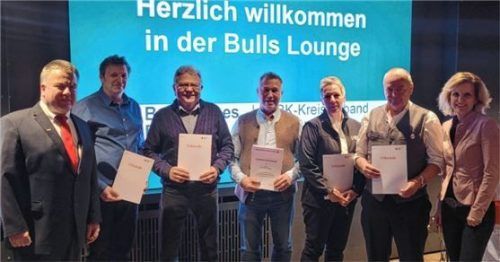 In der Bulls Lounge ehrte der Geschäftsführer des BRK-Kreisverbands Rosenheim, Martin Schmidt (links), mit Vorsitzender Daniela Ludwig (rechts), (von links) Juri Becher, Franz-Xaver Maier, Ralf-Anton Kröger, Heike Widauer und Rudolf Gurgiesser. Foto BRK