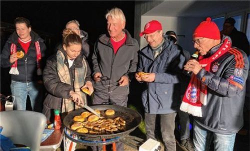 In der Halbzeit stärken sich die Bayern-Fans. In nur 16 Minuten gehen 78 Stadion-Bratwürste in 27 Semmeln über den heißen Grill.