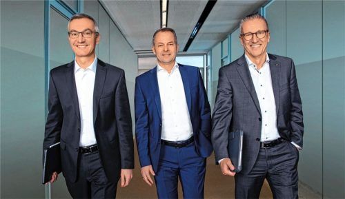 In einem herausfordernden Marktumfeld hat die Sparkasse Rosenheim-Bad Aibling 2022 ein gutes Ergebnis erzielt. Vorstandsmitglied Stephan Donderer (von links), Vorstandsvorsitzender Karl Göpfert sowie Vorstandsmitglied Harald Kraus sind zufrieden. Foto Sparkasse Rosenheim-Bad Aibling