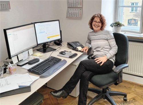 Juliane Wehringer, Redaktionsassistentin der Wasserburger Zeitung, an ihrem Arbeitsplatz: Nach 34 Jahren geht sie am Montag, 20. März, in den Ruhestand. Foto Huber