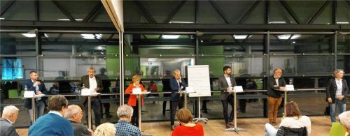 Kamen zur Veranstaltung in die Stadtteilkirche: (von links) Andreas Kohlberger (AfD), Robert Multrus (FW/UP), Maria Knott-Klausner (FDP), Peter Rutz (Grüne), Abuzar Erdogan (SPD) und Herbert Borrmann (CSU). Foto Stöppler