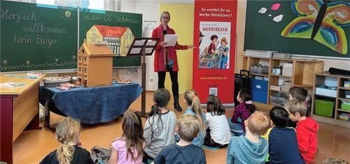 Karin Burger liest aus ihrem Buch „Leo, Hanna und die Werbehexen“ vor, ein spannender Ansatz zum Thema „Gesunde Ernährung“.Foto Kirchner
