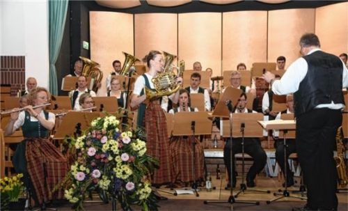 Katharina Bauer (Mitte) beim Horn-Solo zum Hornkonzert „Rondo“.Foto Ruprecht