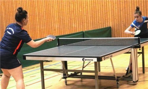 Katharina Mayer – hier im Auftakteinzel gegen Christina Zenefels – war mit insgesamt zwei Einzelerfolgen und einem Punkt im Doppel maßgeblich an Feldkirchens klarem Sieg beteiligt.Foto Gerhard Erlich