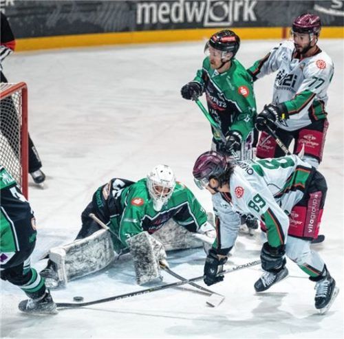 Kein Tor für die Rosenheimer bei dieser Chance von Stefan Reiter, der aber später die 2:1-Führung für die Starbulls erzielte. Foto Andreas Klupp