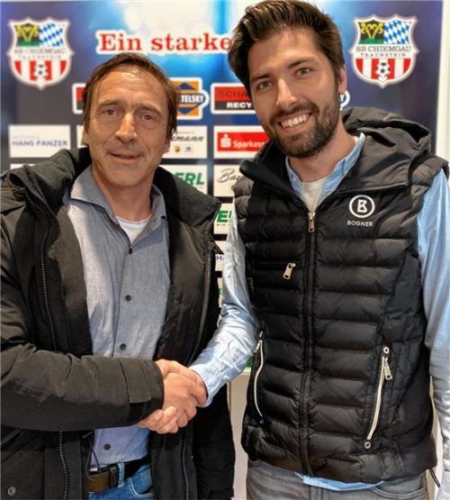 Kilian Lehrberger (rechts), der Leiter des Nachwuchsleistungszentrums des SB Chiemgau Traunstein, und Fußball-Abteilungsleiter Uli Habl freuen sich auf die weitere Zusammenarbeit. Foto Brenninger