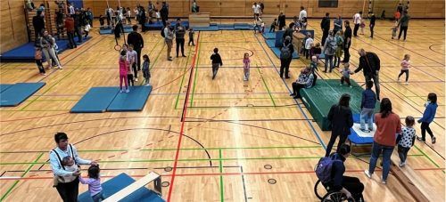 Kinder lieben Bewegung: Dass die jüngsten Kolbermoorer Lust auf Sport haben, war bei den Bewegungsangeboten in der Pauline-Thoma-Turnhalle nicht zu übersehen.