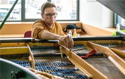 Klavierstimmer Sebastian Hollunder reinigte und stimmte den Blüthner-Flügel vor dem Konzert sorgsam.